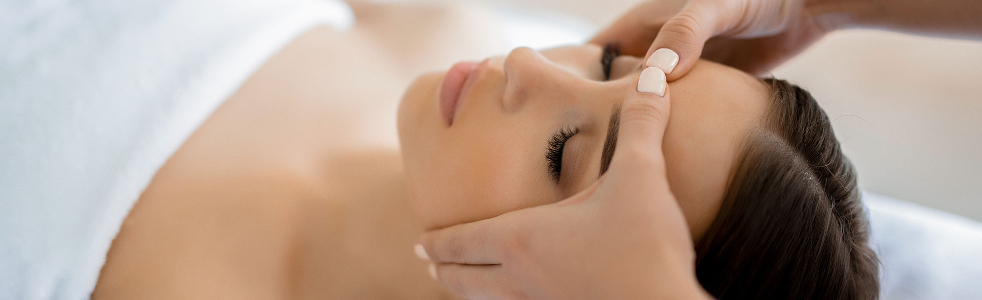 Le centre dermaclinic propose la méthode Renata Franca, des soins par massage beauté du visage